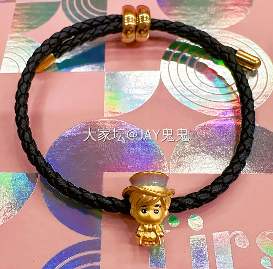 周同学✖️周大生 联名转运珠

闺蜜蒙住我的眼：
你别偷看，给有惊喜给你。
	
然..._金