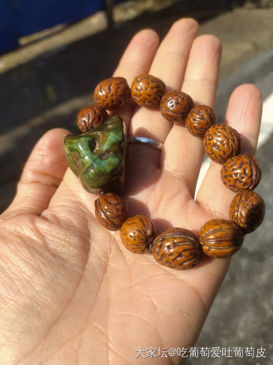 大家最近都在玩木头吗？你们的木头手串都什么样呀_文玩珠串