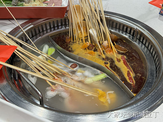 晚上我弟请吃宏姐串串香，感觉味道还行，_美食生活