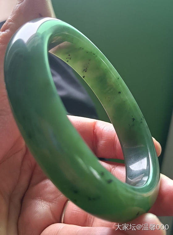不同光线下的和田碧玉_手镯和田玉