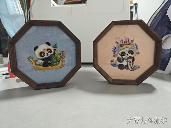 客人订做的苏绣摆台，第一次做这种，意外还挺好看的，以前都是做古法荷包，看来可以开..._文玩