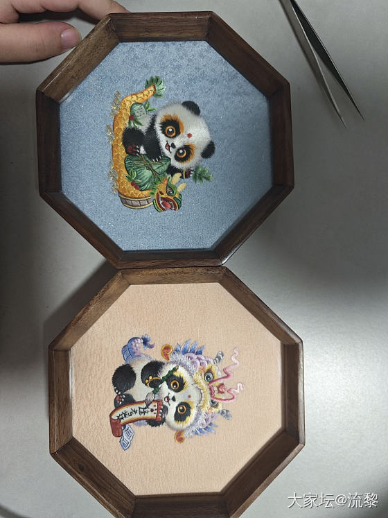 客人订做的苏绣摆台，第一次做这种，意外还挺好看的，以前都是做古法荷包，看来可以开..._文玩