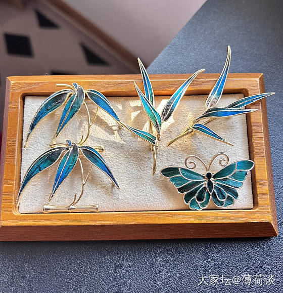 仿点翠孔雀毛胸针_首饰