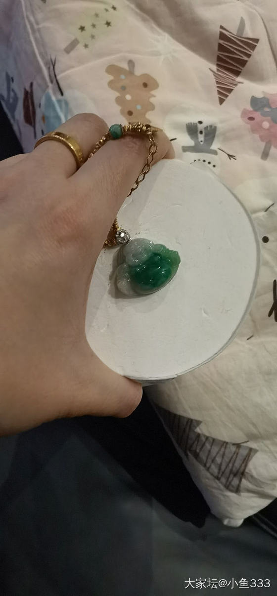 不同光线有不同光线的美_翡翠金