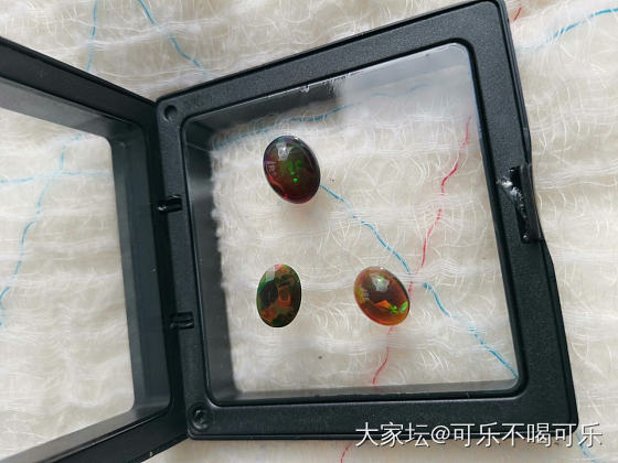 这几个非洲黑色水欧泊鉴定结果居然是天然的_欧泊彩色宝石