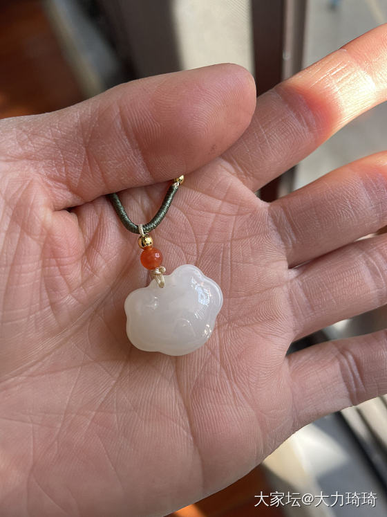 这是我的第一个和田玉吊坠!各位大佬可以帮我品鉴下品质吗!_玉石和田玉