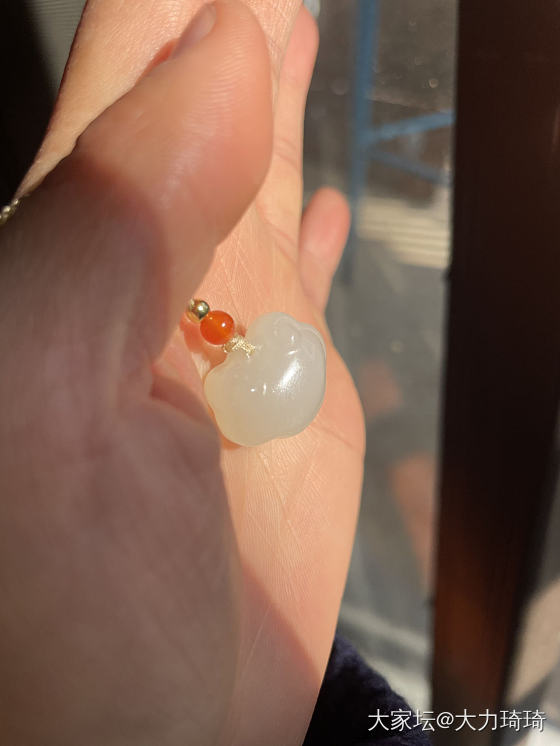这是我的第一个和田玉吊坠!各位大佬可以帮我品鉴下品质吗!_玉石和田玉