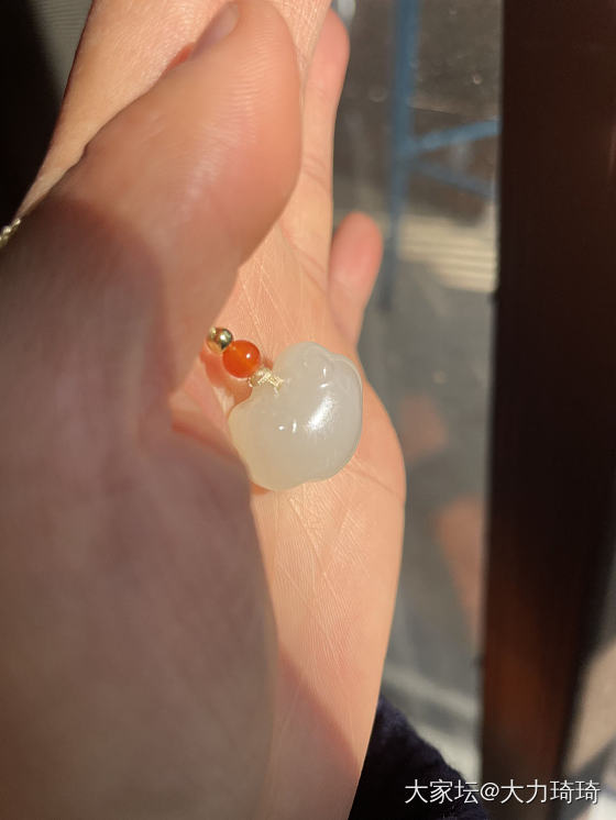 这是我的第一个和田玉吊坠!各位大佬可以帮我品鉴下品质吗!_玉石和田玉
