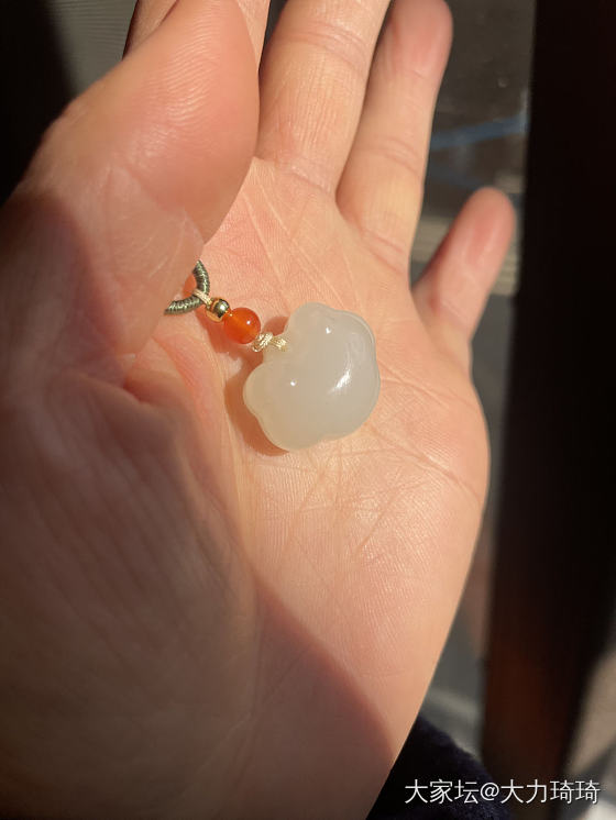这是我的第一个和田玉吊坠!各位大佬可以帮我品鉴下品质吗!_玉石和田玉