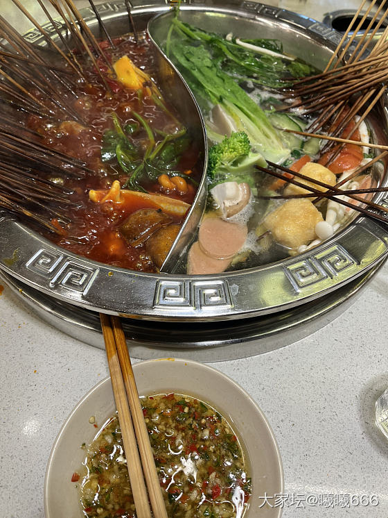 今日份超开心😃中午吃串串喝奶茶，晚上吃火锅，还买到了喜欢的金刚杵_金