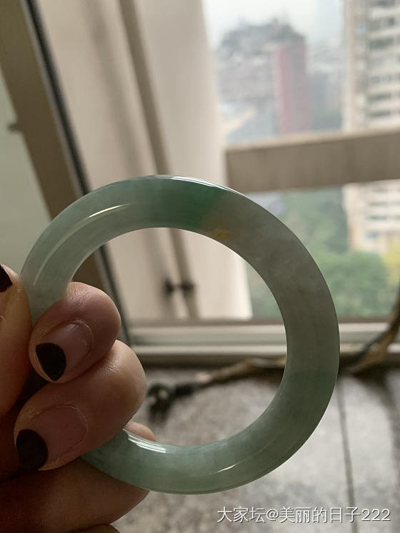 阴天室内的镯子_手镯翡翠