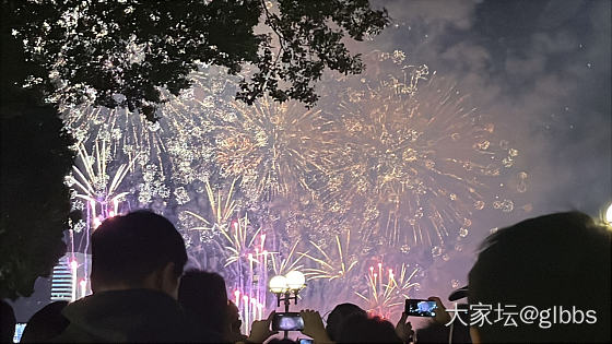 广州的烟花秀，看过广州的烟花就知道没有人可以超越的