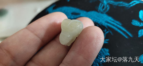 和田玉籽料兔子(带原皮-兔子双耳原皮)_和田玉