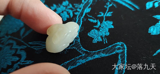 和田玉籽料兔子(带原皮-兔子双耳原皮)_和田玉