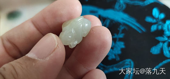 和田玉籽料兔子(带原皮-兔子双耳原皮)_和田玉