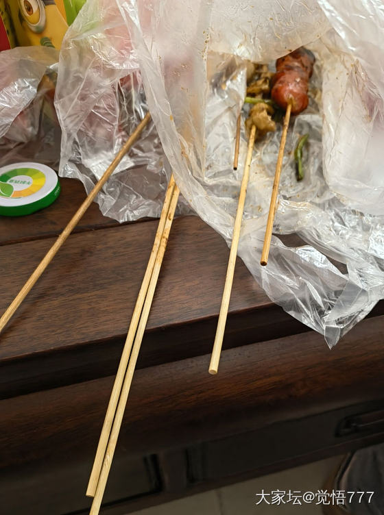 哄完娃睡觉，大晚上偷摸跟对象在喝奶茶吃鸭货，然后突然被婆婆投喂一把烧烤，有点开心..._生活