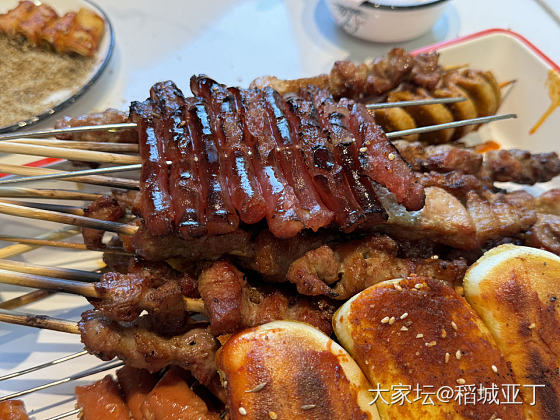 中午又造了顿烧烤。朋友过年回来，我想吃火锅，朋友想吃烧烤。最后去吃烧烤了。_美食生活