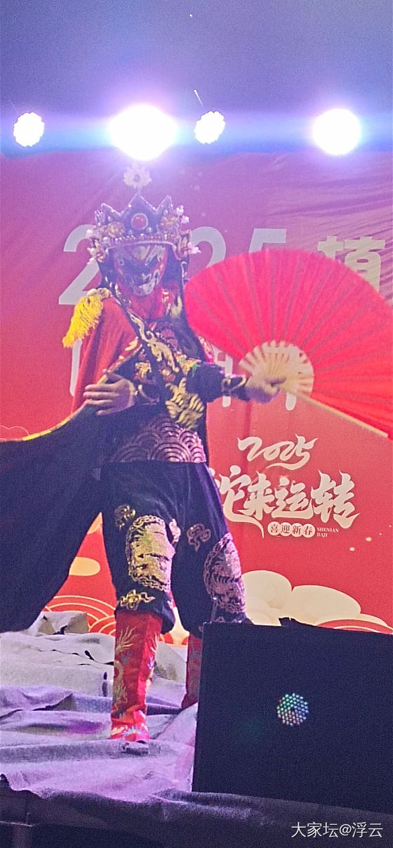 逛灯会，偶遇川剧变脸_旅游