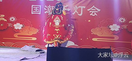 逛灯会，偶遇川剧变脸_旅游