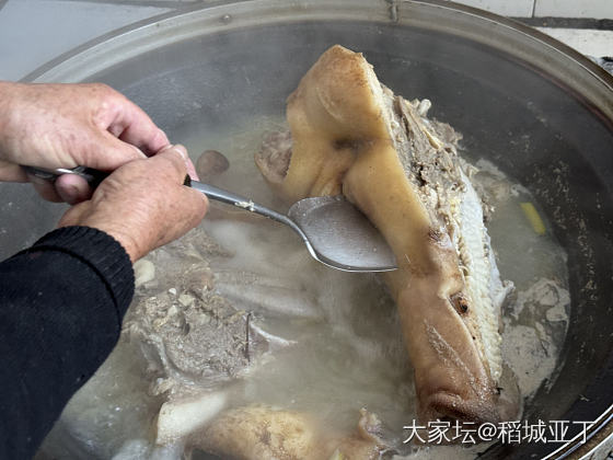 今天外婆家烀猪头肉了，弄了一桌子菜，吃的太香了！_美食生活