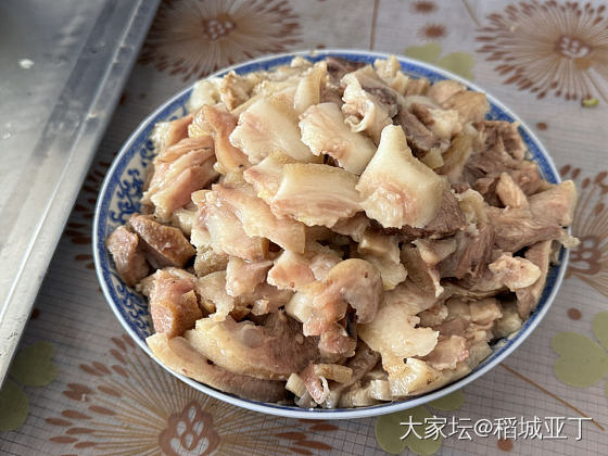 今天外婆家烀猪头肉了，弄了一桌子菜，吃的太香了！_美食生活