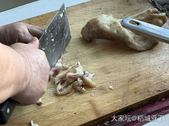 今天外婆家烀猪头肉了，弄了一桌子菜，吃的太香了！_美食生活