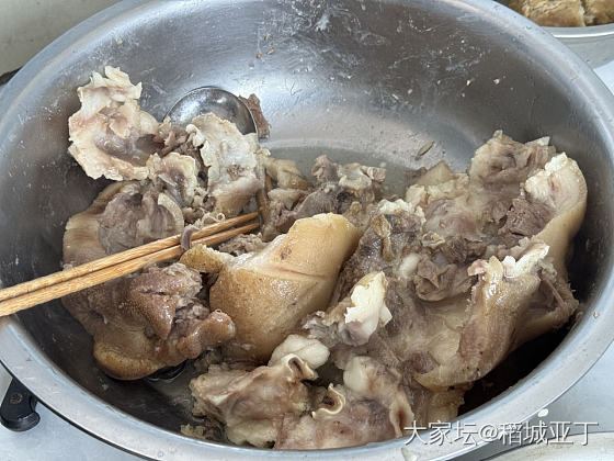 今天外婆家烀猪头肉了，弄了一桌子菜，吃的太香了！_美食生活
