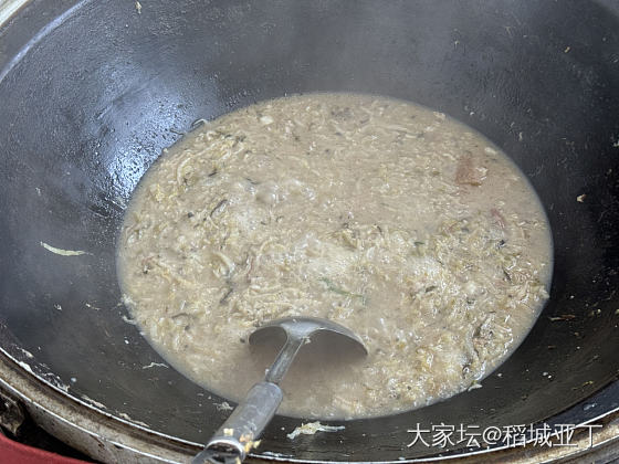 今天外婆家烀猪头肉了，弄了一桌子菜，吃的太香了！_美食生活