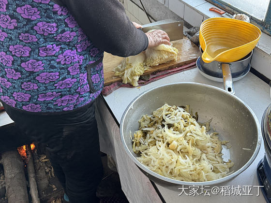 今天外婆家烀猪头肉了，弄了一桌子菜，吃的太香了！_美食生活