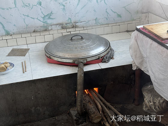 今天外婆家烀猪头肉了，弄了一桌子菜，吃的太香了！_美食生活