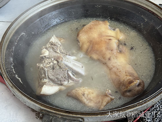 今天外婆家烀猪头肉了，弄了一桌子菜，吃的太香了！_美食生活