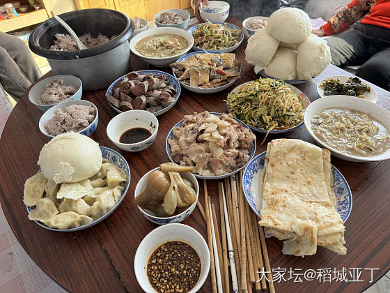 今天外婆家烀猪头肉了，弄了一桌子菜，吃的太香了！_美食生活