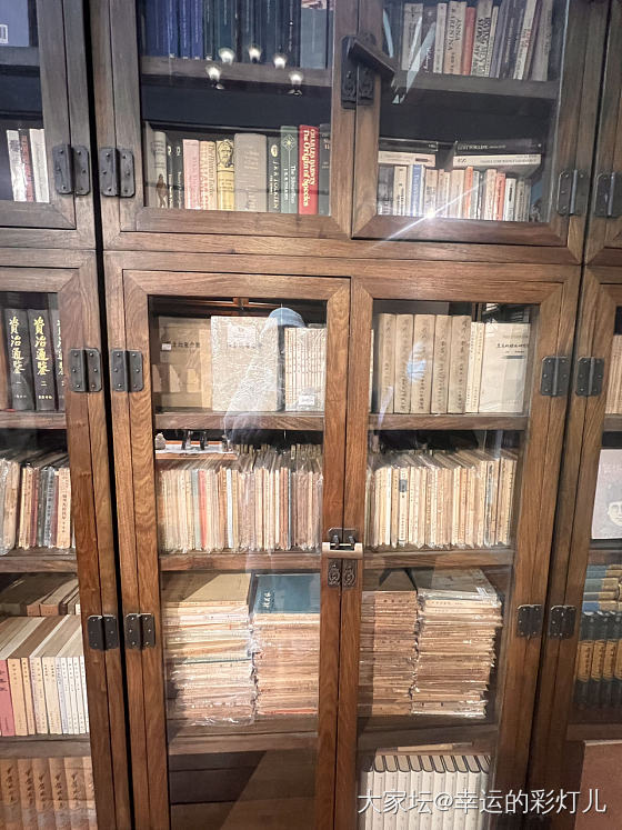 北京教堂里的书店。感觉还不错！还是参观的人多_闲聊