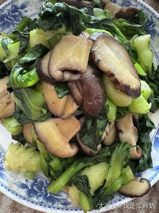 中饭：菜苔炒香菇、肉末豆腐、水芹菜炒香肠。配杂粮饭、热鲜奶。_美食