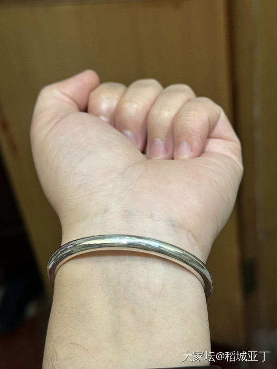 秀一秀我刚刚入手的素圈银手镯。简简单单的款式。在仙记银坊入手的。很喜欢。_银生活