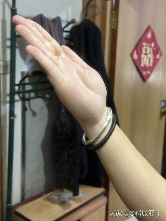 秀一秀我刚刚入手的素圈银手镯。简简单单的款式。在仙记银坊入手的。很喜欢。_银生活