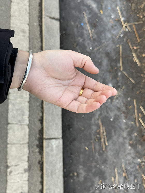 秀一秀我刚刚入手的素圈银手镯。简简单单的款式。在仙记银坊入手的。很喜欢。_银生活