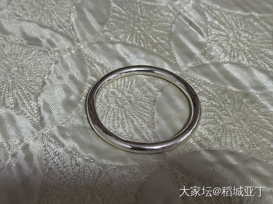 秀一秀我刚刚入手的素圈银手镯。简简单单的款式。在仙记银坊入手的。很喜欢。_银生活