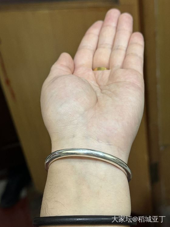 秀一秀我刚刚入手的素圈银手镯。简简单单的款式。在仙记银坊入手的。很喜欢。_银生活