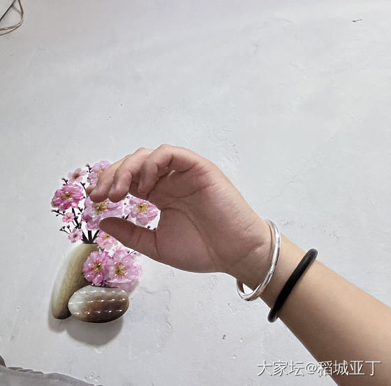 秀一秀我刚刚入手的素圈银手镯。简简单单的款式。在仙记银坊入手的。很喜欢。_银生活