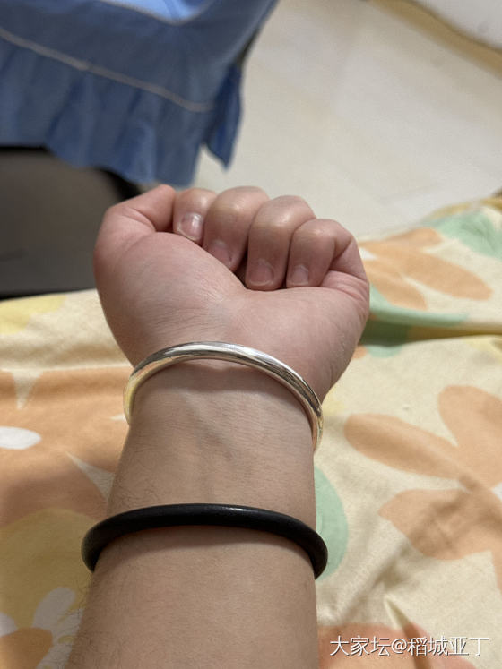 秀一秀我刚刚入手的素圈银手镯。简简单单的款式。在仙记银坊入手的。很喜欢。_银生活