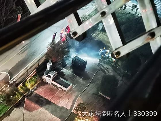 楼下的电车突然爆炸了_车