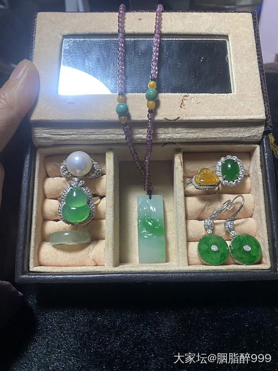 找到一个以前的首饰小盒子，拍照用一下_翡翠