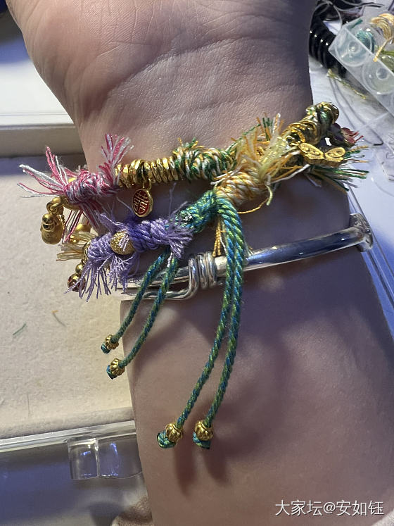 忙碌了四个小时的安师傅完成她的手串_珠串