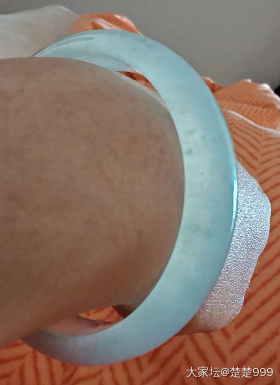 这镯子就是一只变色龙😃_翡翠