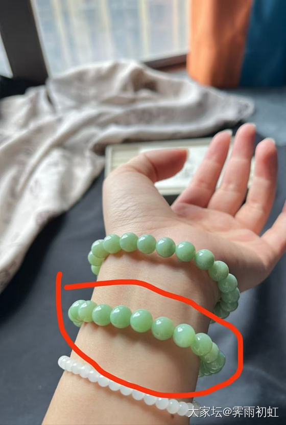 最近喜欢黑羊洞和田，清新的薄荷绿。_珠串和田玉