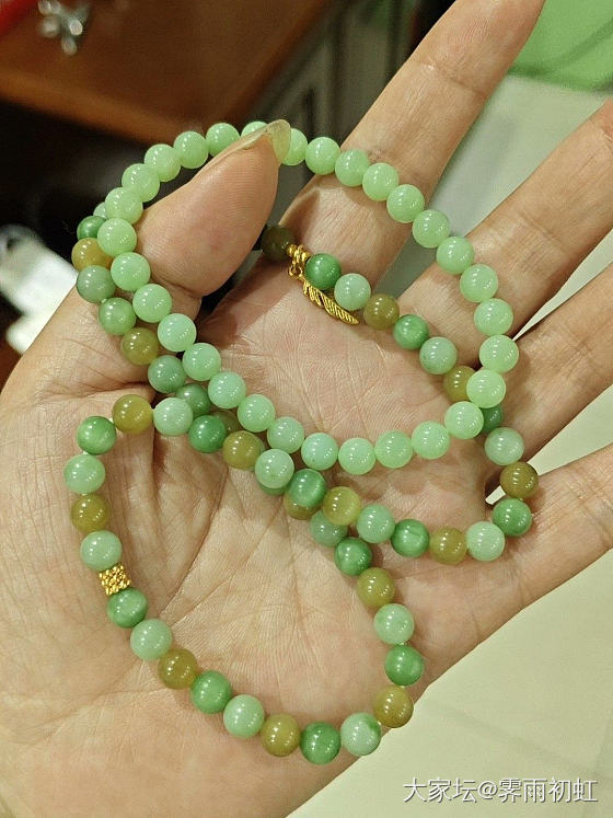 最近喜欢黑羊洞和田，清新的薄荷绿。_珠串和田玉