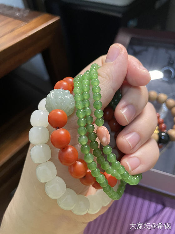 石头带来的情绪价值真的很丰富_珠串南红和田玉