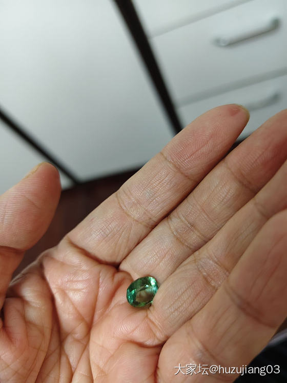 钻石切割的绿色碧玺蛋面现在价值多少？_碧玺彩色宝石