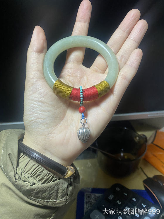 以前几百块买的石头料，懒得出闲置。也带不岀来，索性在xhs上学绕线，将就以前剩的..._编绳